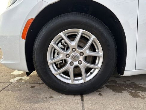 Used 2022 Chrysler Pacifica Touring-L image 30