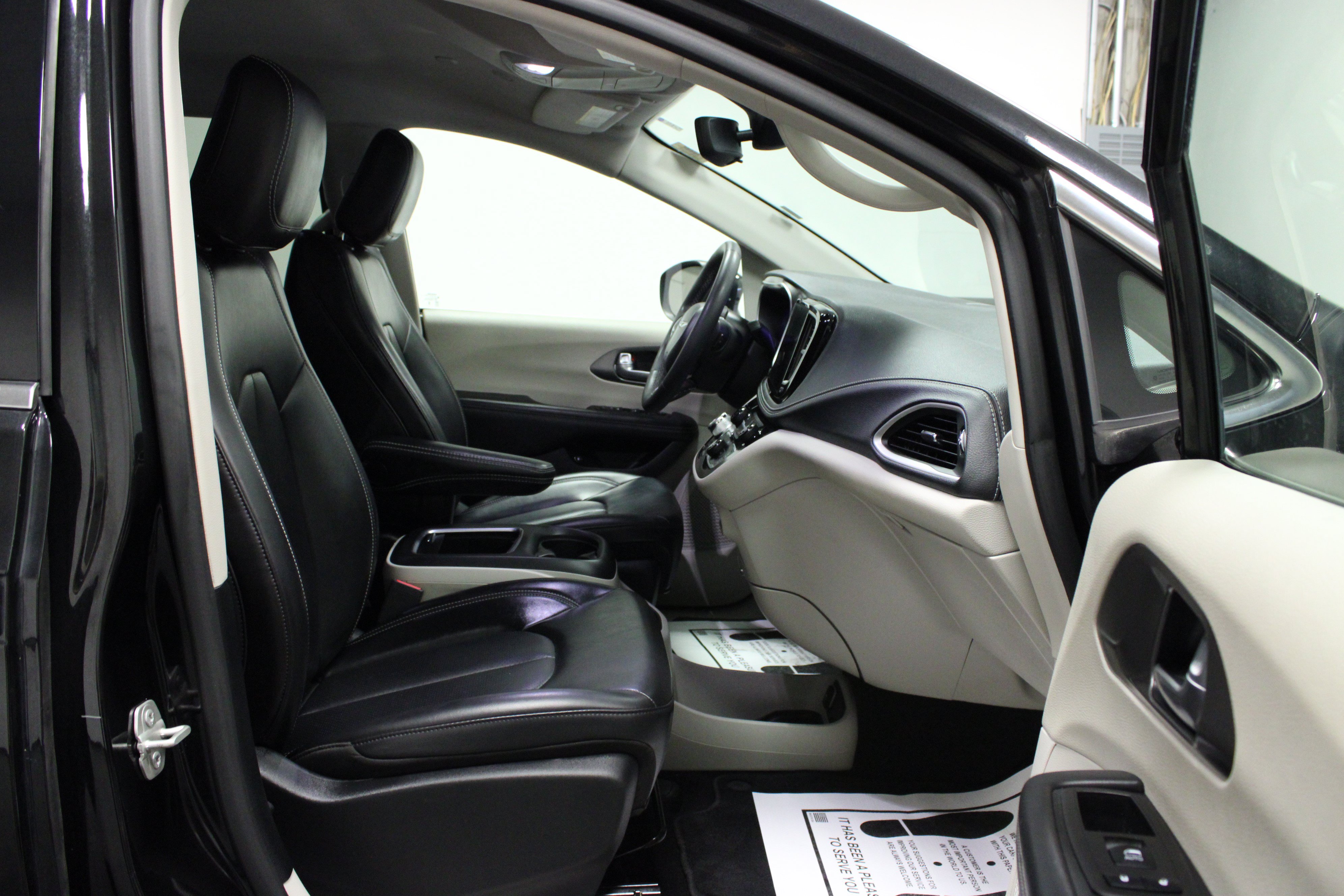 Used 2023 Chrysler Pacifica Touring-L FWD image 17