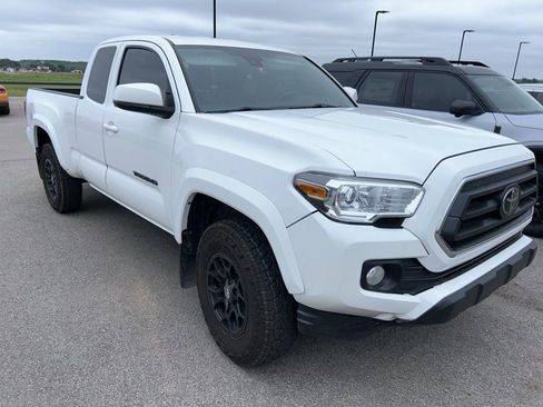 Used 2022 Toyota Tacoma SR5 AWD/4WD image 3