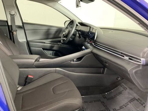 Used 2025 Hyundai Elantra SEL image 12