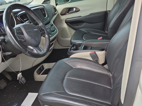 Used 2019 Chrysler Pacifica Touring-L FWD image 5