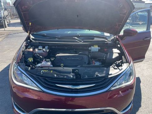 Used 2018 Chrysler Pacifica Touring-L image 19