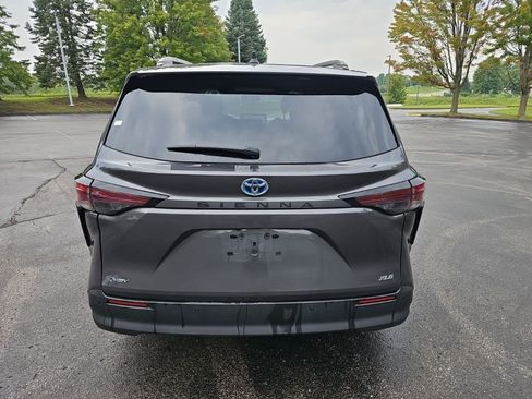Used 2025 Toyota Sienna XLE FWD image 5