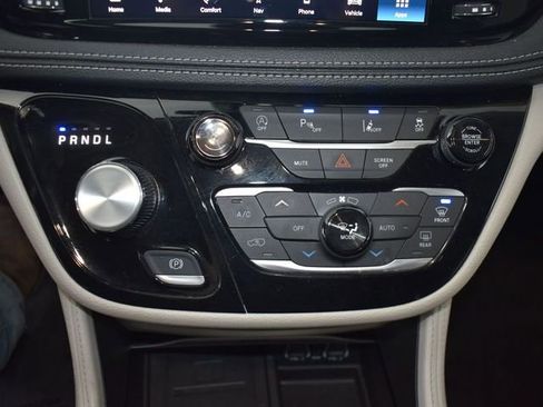 Used 2023 Chrysler Pacifica Limited FWD image 30