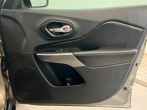 Used 2019 Jeep Cherokee Latitude Plus AWD/4WD image 24