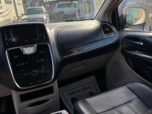 Used 2016 Chrysler Town & Country Touring image 43