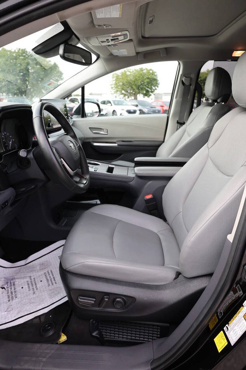 Used 2023 Toyota Sienna XLE FWD image 13