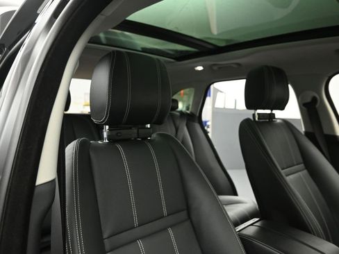 Used 2019 Land Rover Range Rover Velar S image 30