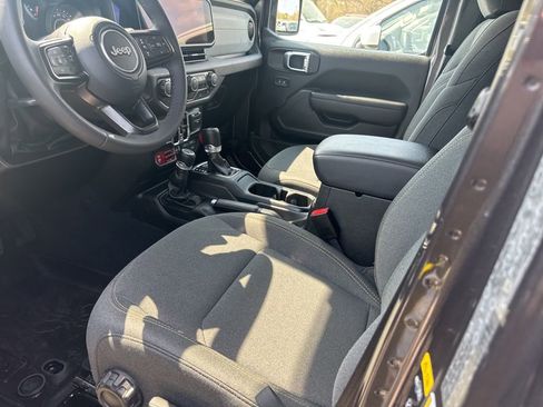 Used 2025 Jeep Wrangler Willys image 3