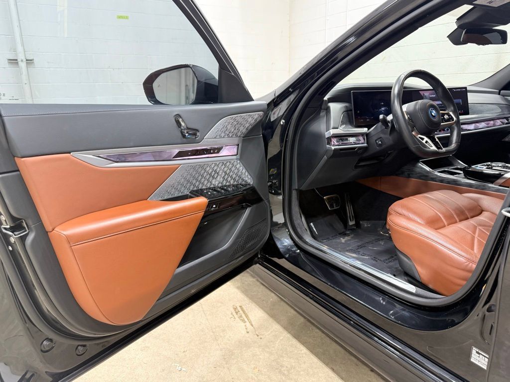 Used 2023 BMW i7 xDrive60 AWD/4WD image 35