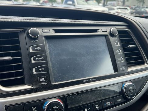 Used 2014 Toyota Highlander Limited AWD/4WD image 18