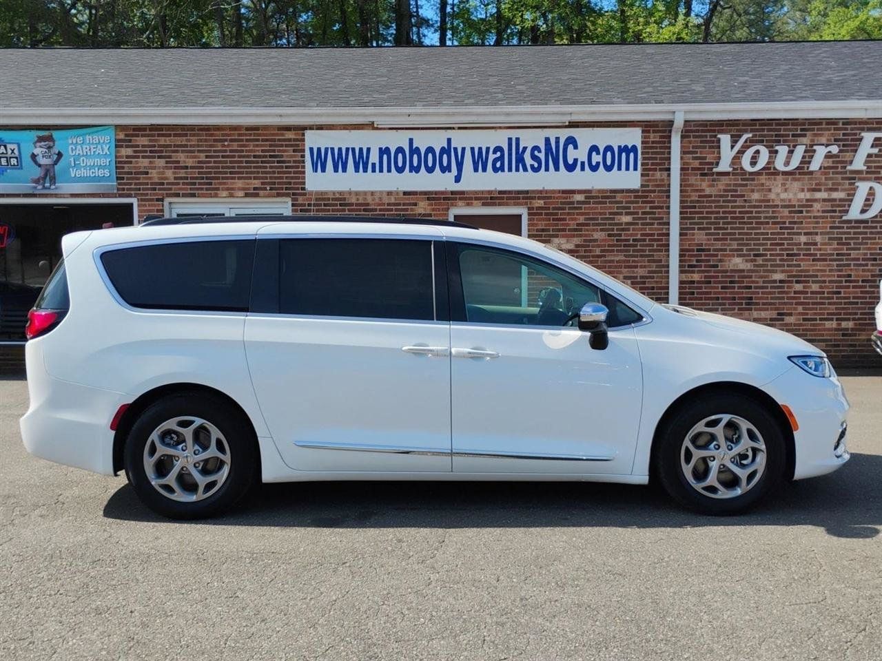 Used 2023 Chrysler Pacifica Limited FWD image 4