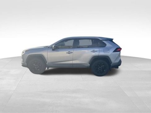 Used 2022 Toyota RAV4 LE FWD image 5