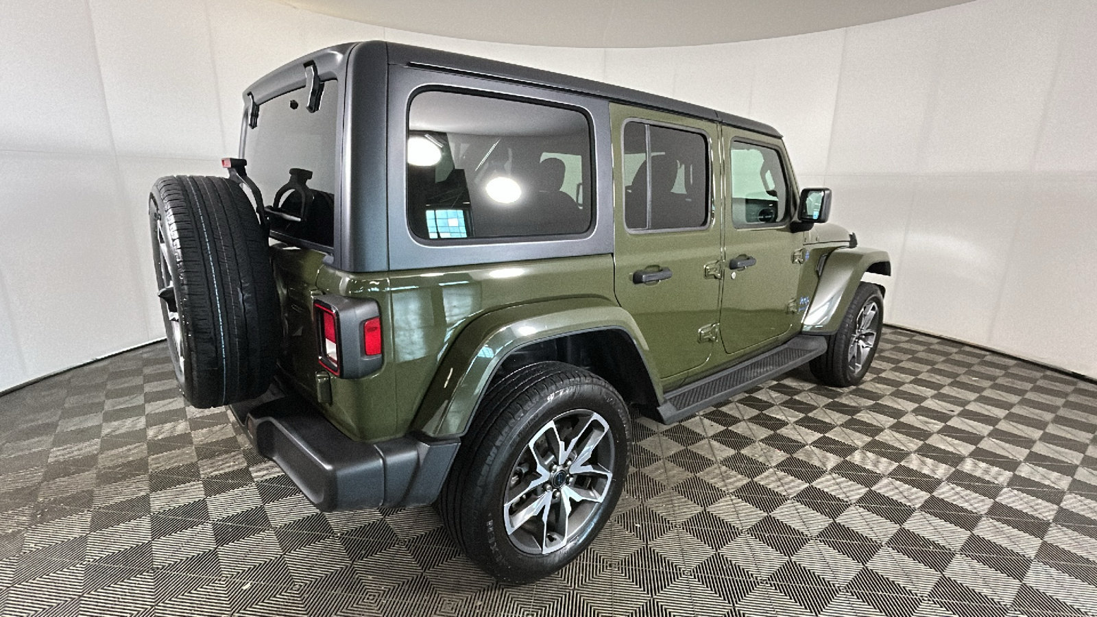Used 2024 Jeep Wrangler Unlimited w/ Convenience Group AWD/4WD image 3