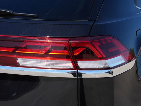 Used 2025 Volkswagen Atlas Cross Sport SE image 21