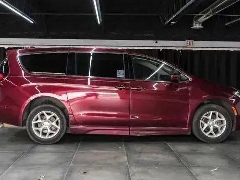 Used 2018 Chrysler Pacifica Touring Plus w/ Tire & Wheel Group FWD image 9