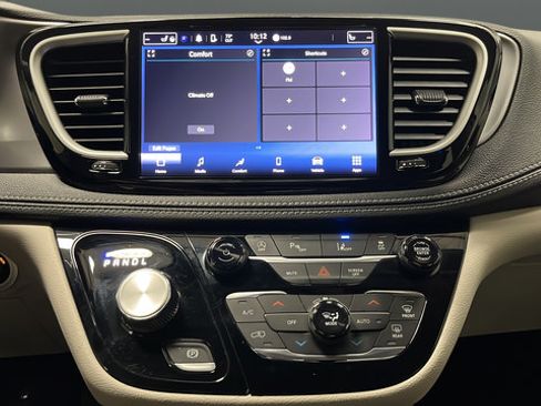 Used 2023 Chrysler Pacifica Touring-L FWD image 12