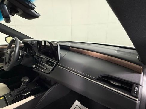 Used 2025 Lexus ES 300h w/ Premium Package image 34