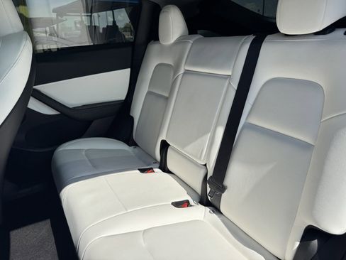 Used 2022 Tesla Model Y Long Range image 33