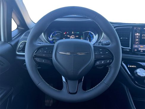 Used 2023 Chrysler Pacifica Limited w/ Uconnect Theater Family Group image 12