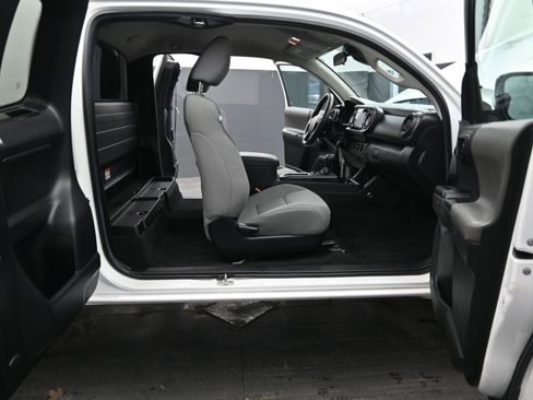 Used 2022 Toyota Tacoma SR image 18