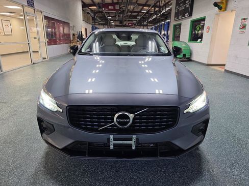 Used 2021 Volvo S60 T5 Momentum w/ Premium Package image 3