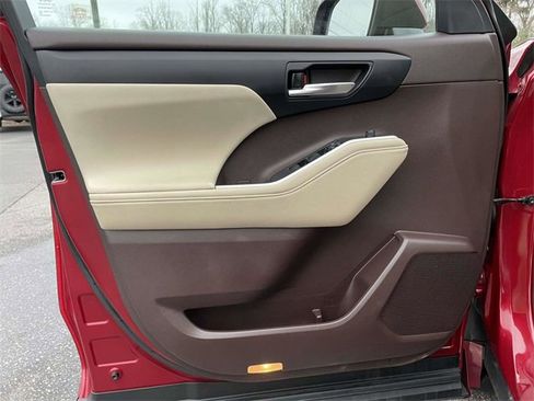 Used 2020 Toyota Highlander XLE image 19