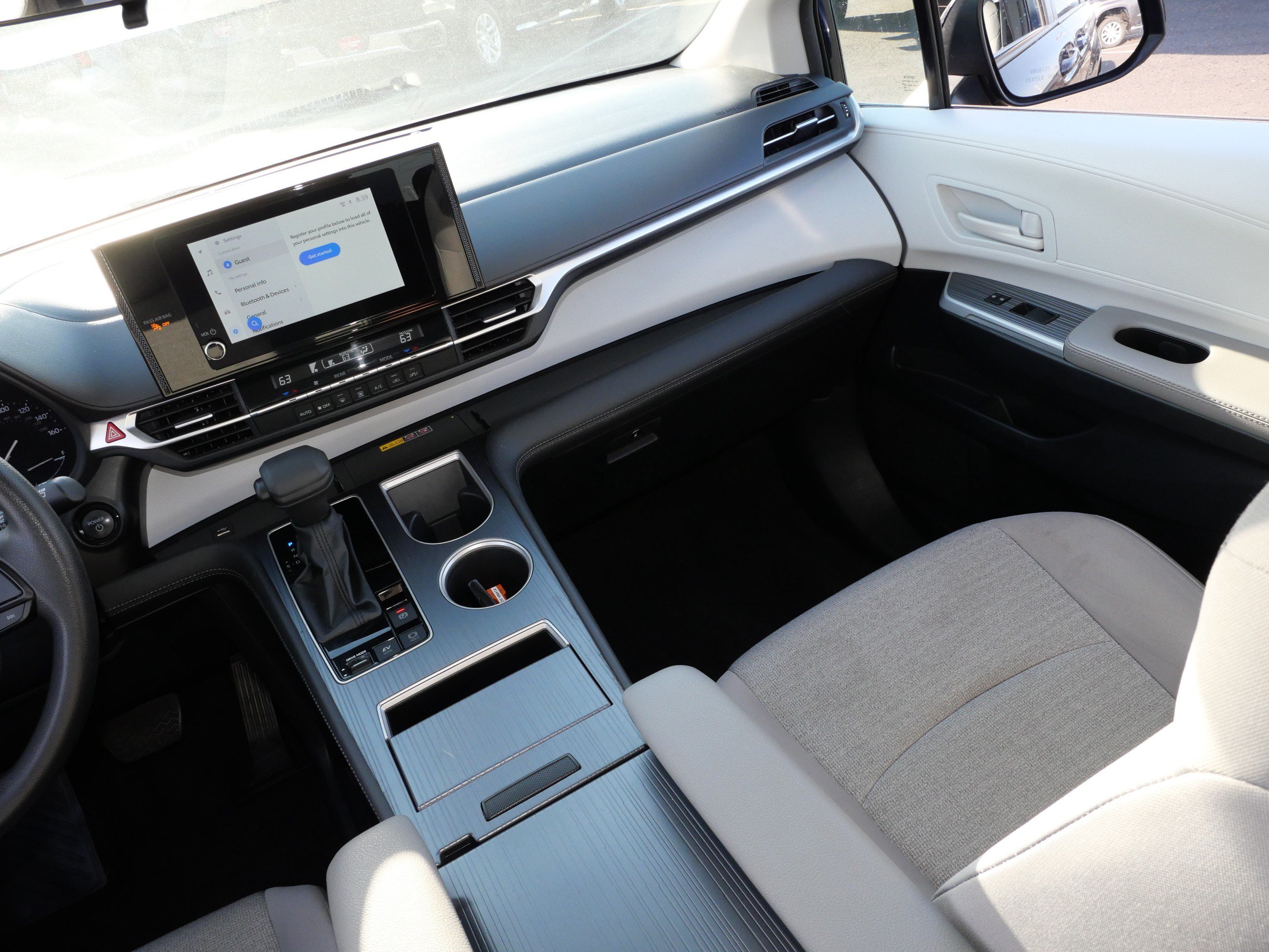 Used 2025 Toyota Sienna LE AWD/4WD image 11
