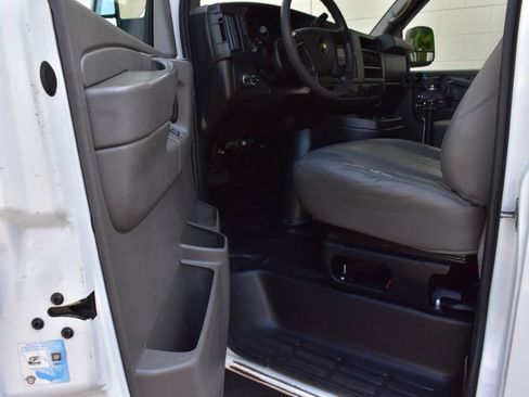 Used 2014 Chevrolet Express 2500 RWD image 15