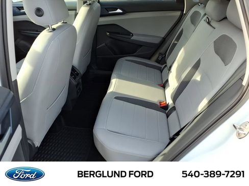 Used 2024 Volkswagen Taos SE image 13