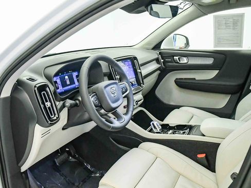 Certified 2023 Volvo XC40 B5 Plus w/ Driver Assist Package AWD/4WD image 17