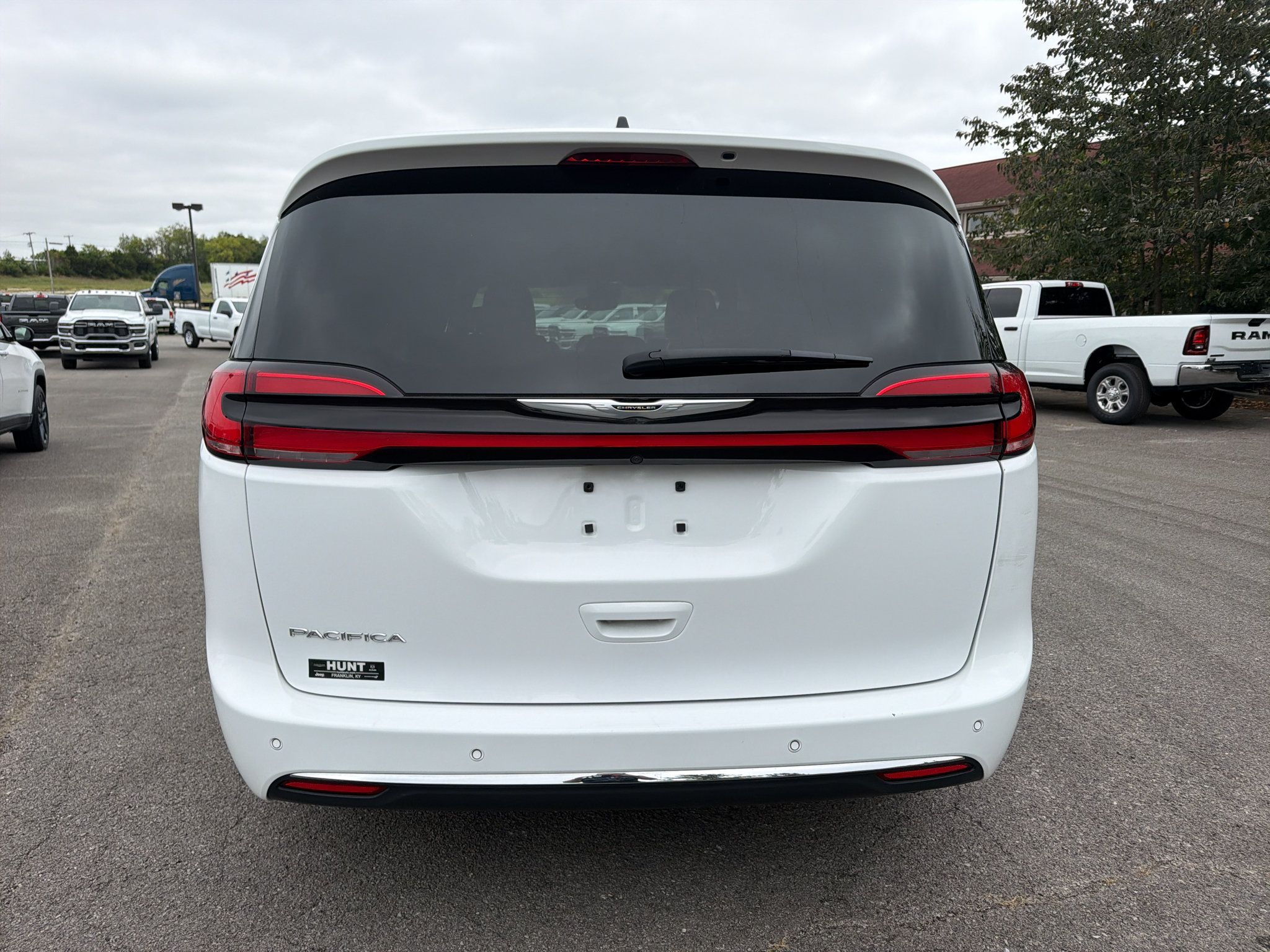 Used 2025 Chrysler Pacifica Select FWD image 6