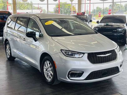 Used 2024 Chrysler Pacifica Touring-L