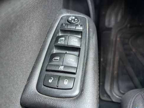 Used 2016 Chrysler 200 Limited FWD image 17
