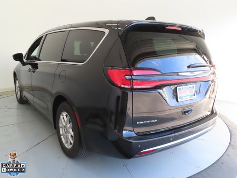 Used 2025 Chrysler Pacifica Select FWD image 6