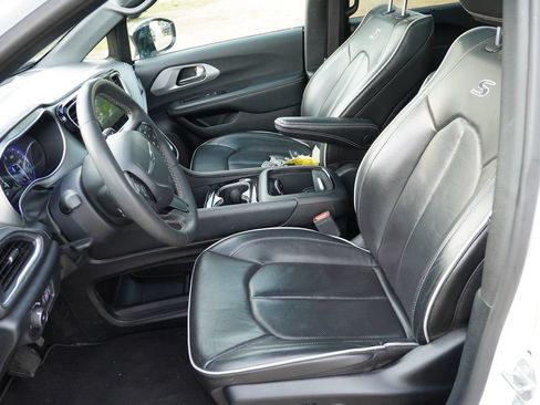 Certified 2025 Chrysler Pacifica Limited FWD image 4