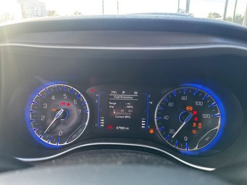 Used 2020 Chrysler Pacifica Touring-L w/ Premium Audio Group image 13