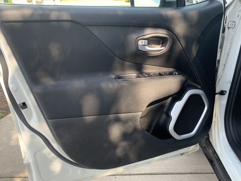 Used 2020 Jeep Renegade Latitude FWD image 14
