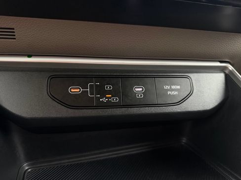 Certified 2025 Kia Carnival FWD image 22