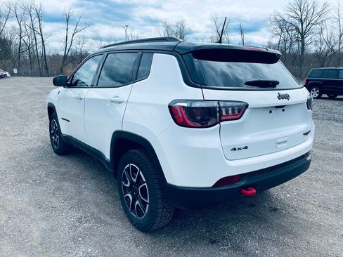 Used 2025 Jeep Compass Trailhawk image 3