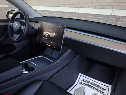 Used 2023 Tesla Model Y Performance AWD/4WD image 30