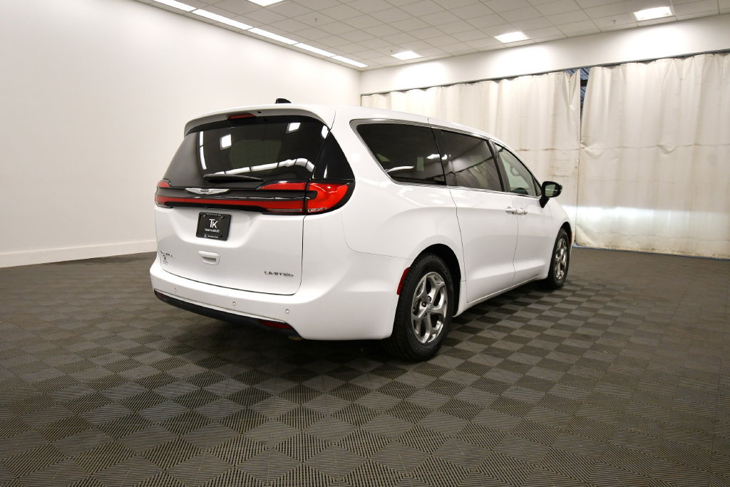 Used 2024 Chrysler Pacifica Limited FWD image 8