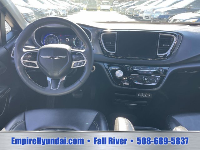 Used 2025 Chrysler Pacifica Select FWD image 14