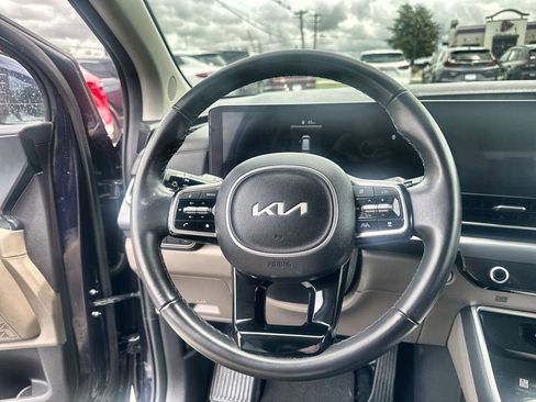Used 2025 Kia Carnival FWD image 13