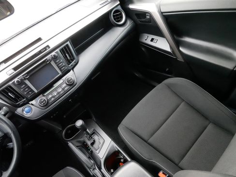 Used 2018 Toyota RAV4 LE image 12