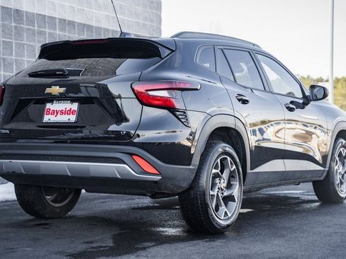 Used 2025 Chevrolet Trax LT w/ LT Convenience Package image 5