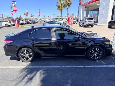 Certified 2019 Toyota Camry SE FWD image 3