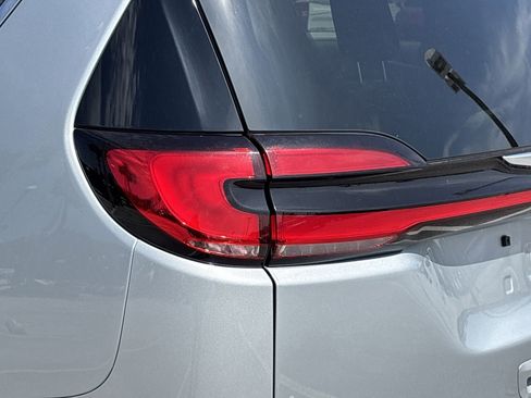 Used 2023 Chrysler Pacifica Touring-L image 7