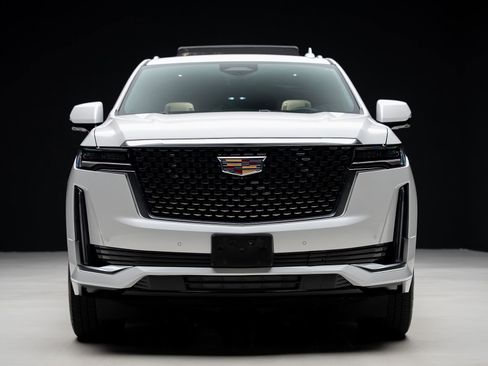 Used 2024 Cadillac Escalade Premium Luxury AWD/4WD image 8