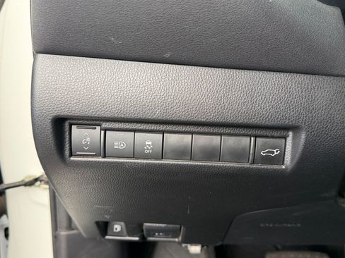 Used 2021 Toyota Venza LE w/ Carpet Mat Package (TMS) AWD/4WD image 12